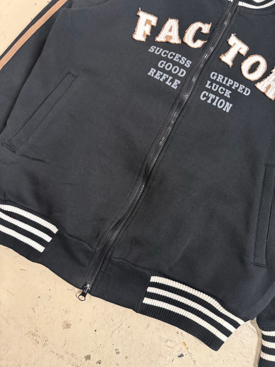 lettering point line detail 2-way zip-up 상품이미지6