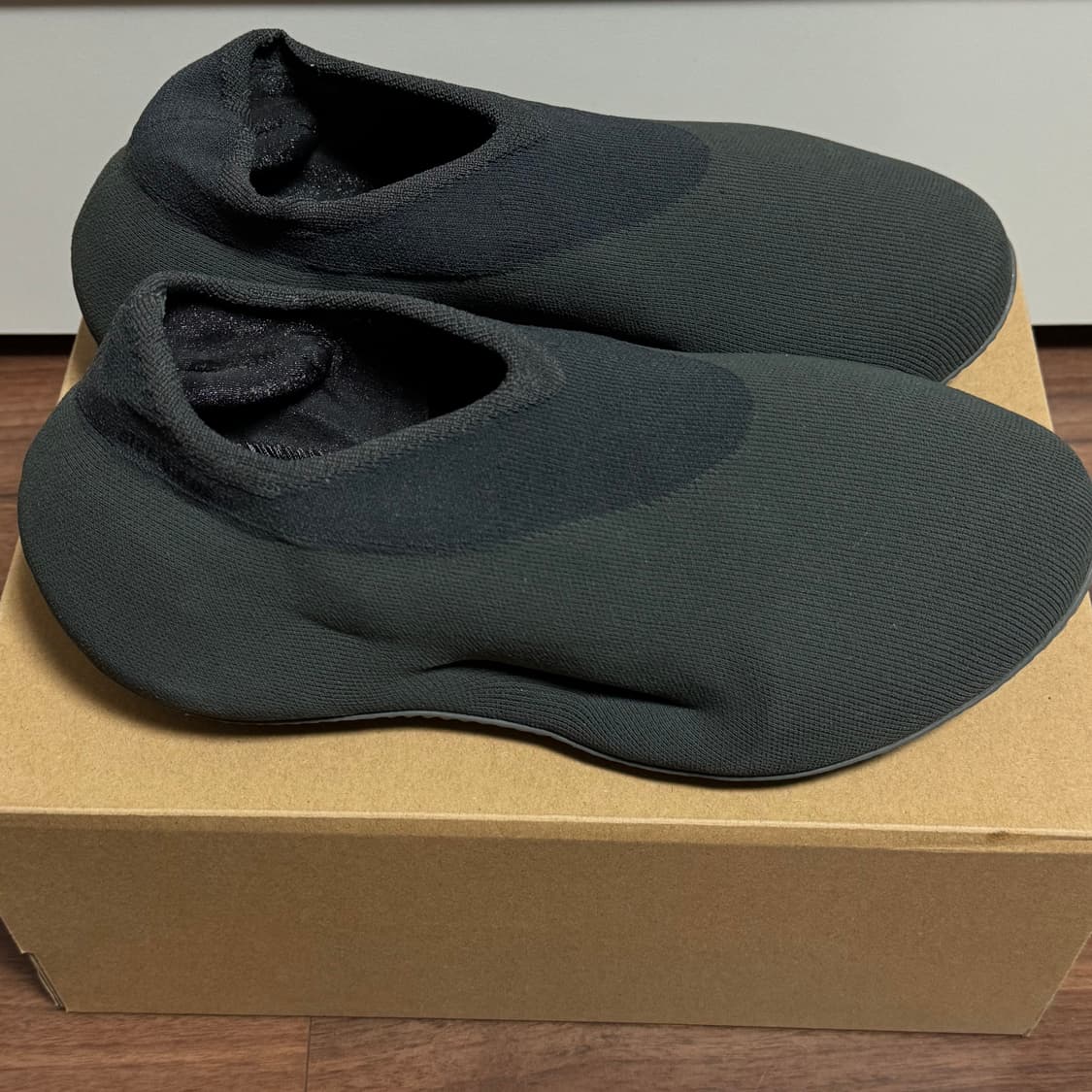 US9.5 이지 니트러너 스톤 오닉스 상품이미지1