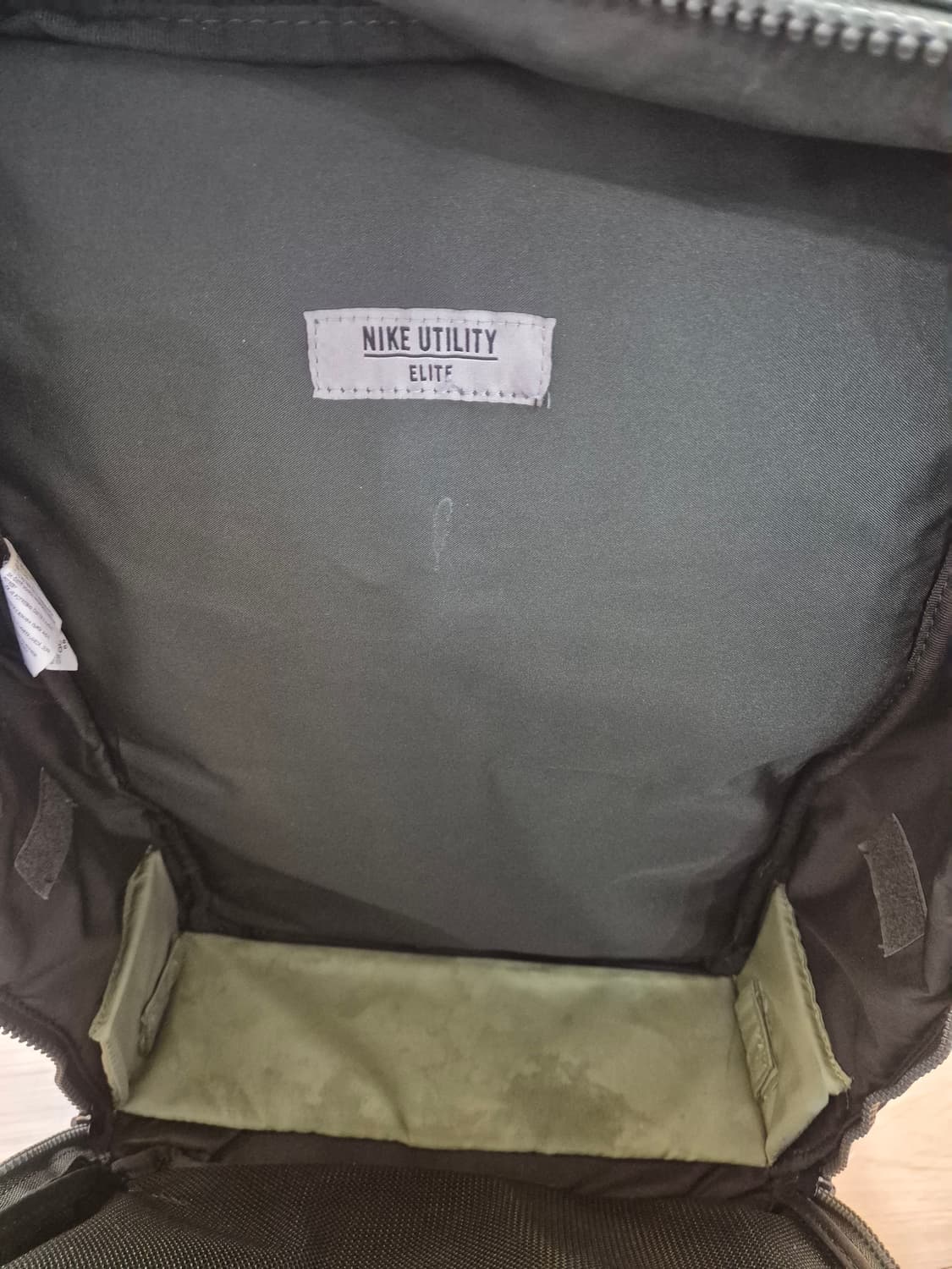 나이키 유틸리티 엘리트 백팩 판매합니다. 카모 패턴이 매력적이며, 전면에 상품이미지5