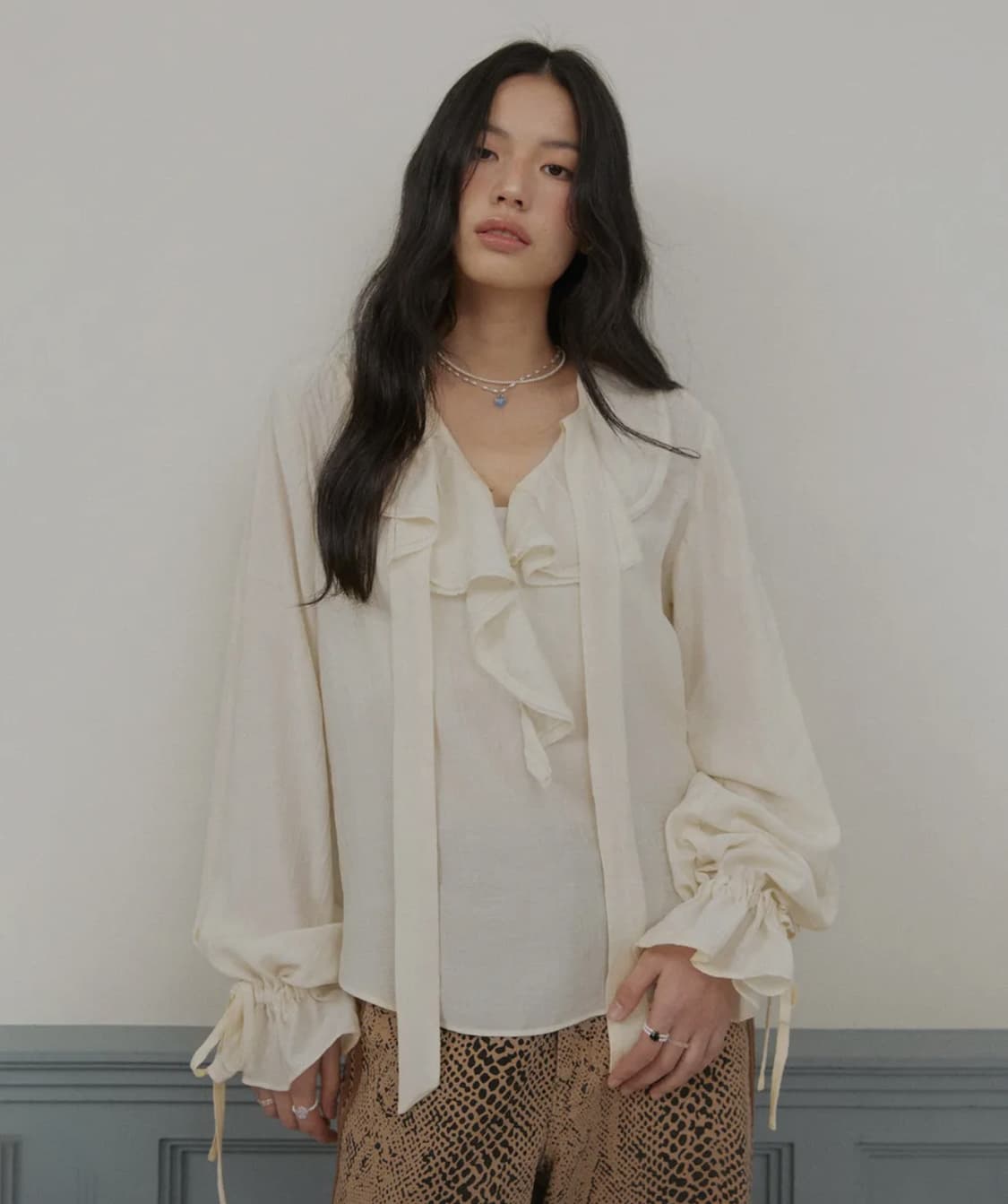 로이로이 타이 셔링 블라우스 아이보리 상품이미지1