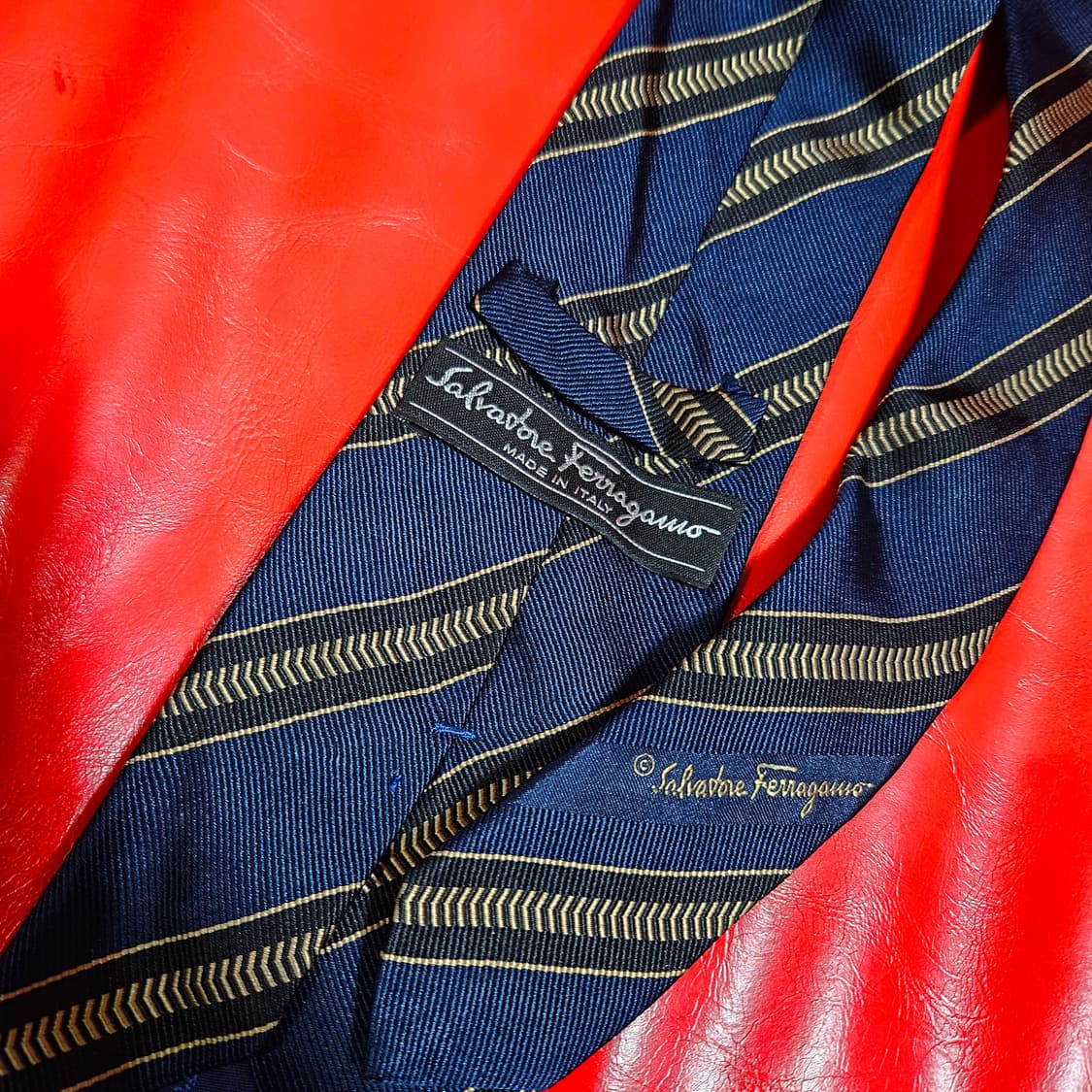 살바토레 페라기모 네이비 스트라이프 넥타이 상품이미지3