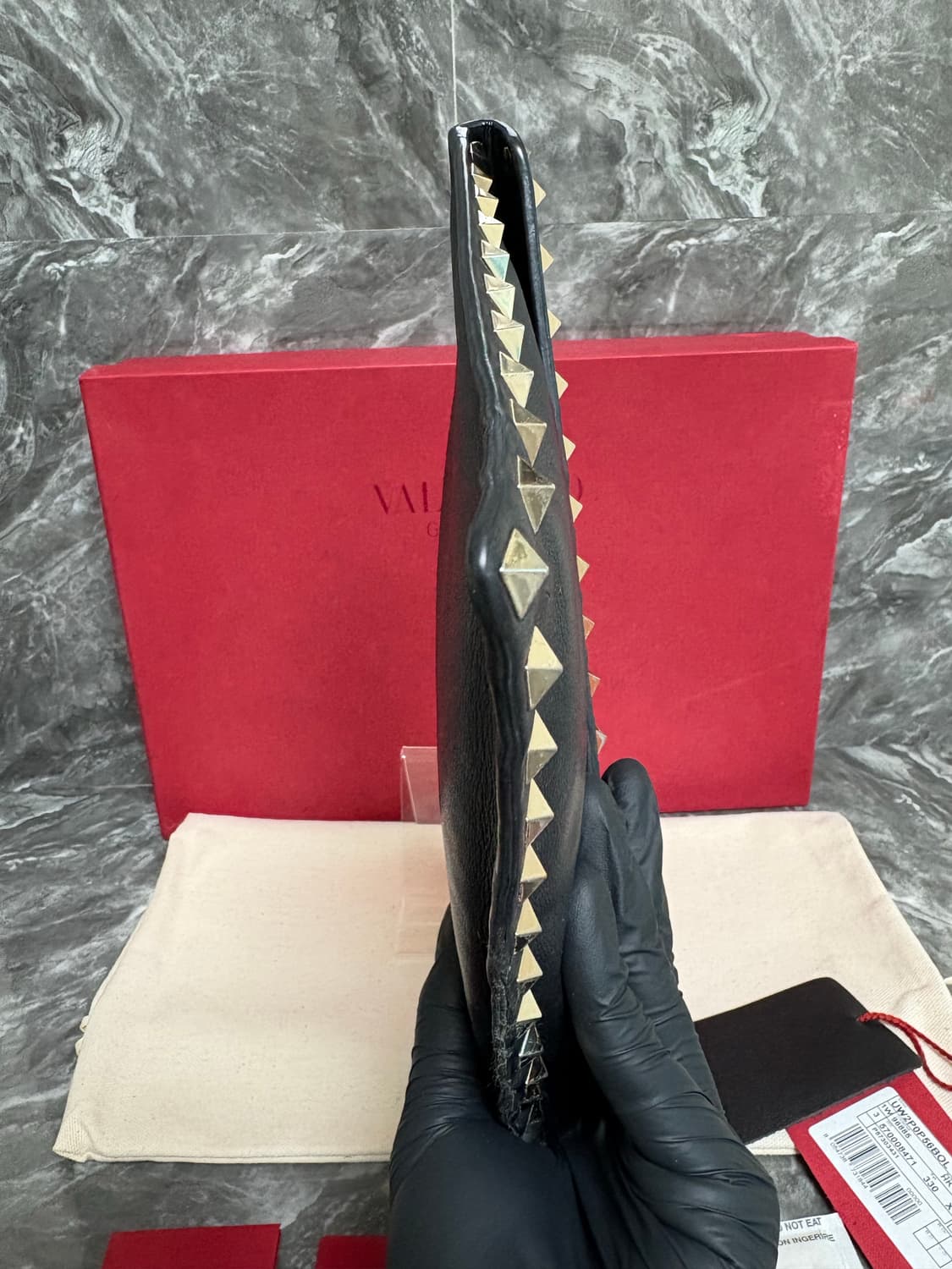 발렌티노 락스터드 카프스킨 엔벨로프 클러치 상품이미지7