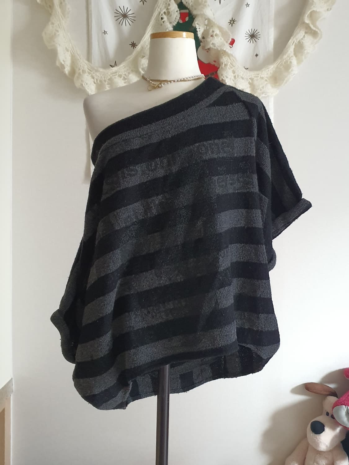 [모리걸] 오버핏 단가라 스트라이프 오프숄더 니트 상품이미지1