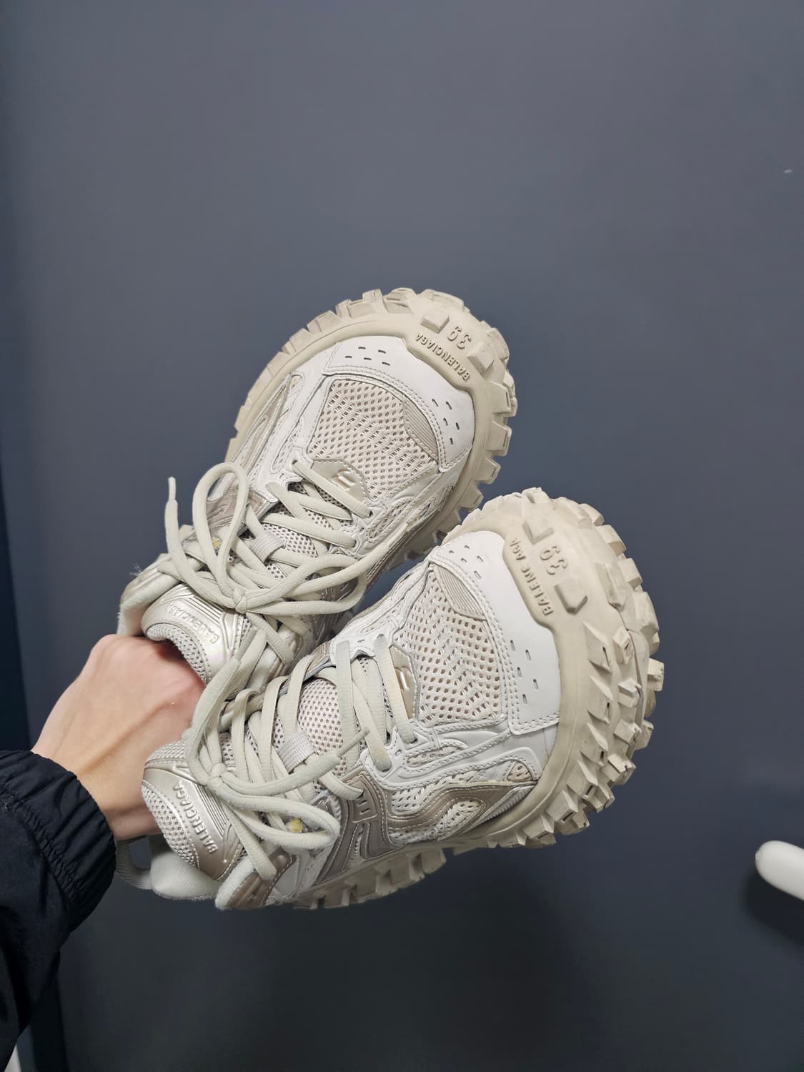 발렌시아가 디펜더 스니커즈 39 베이지 풀구성품 상품이미지2