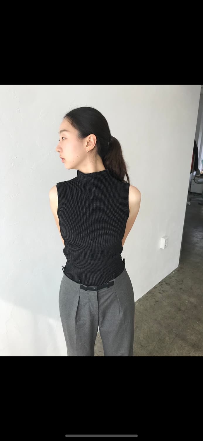 플리츠 터틀넥 슬리브리스 상품이미지1