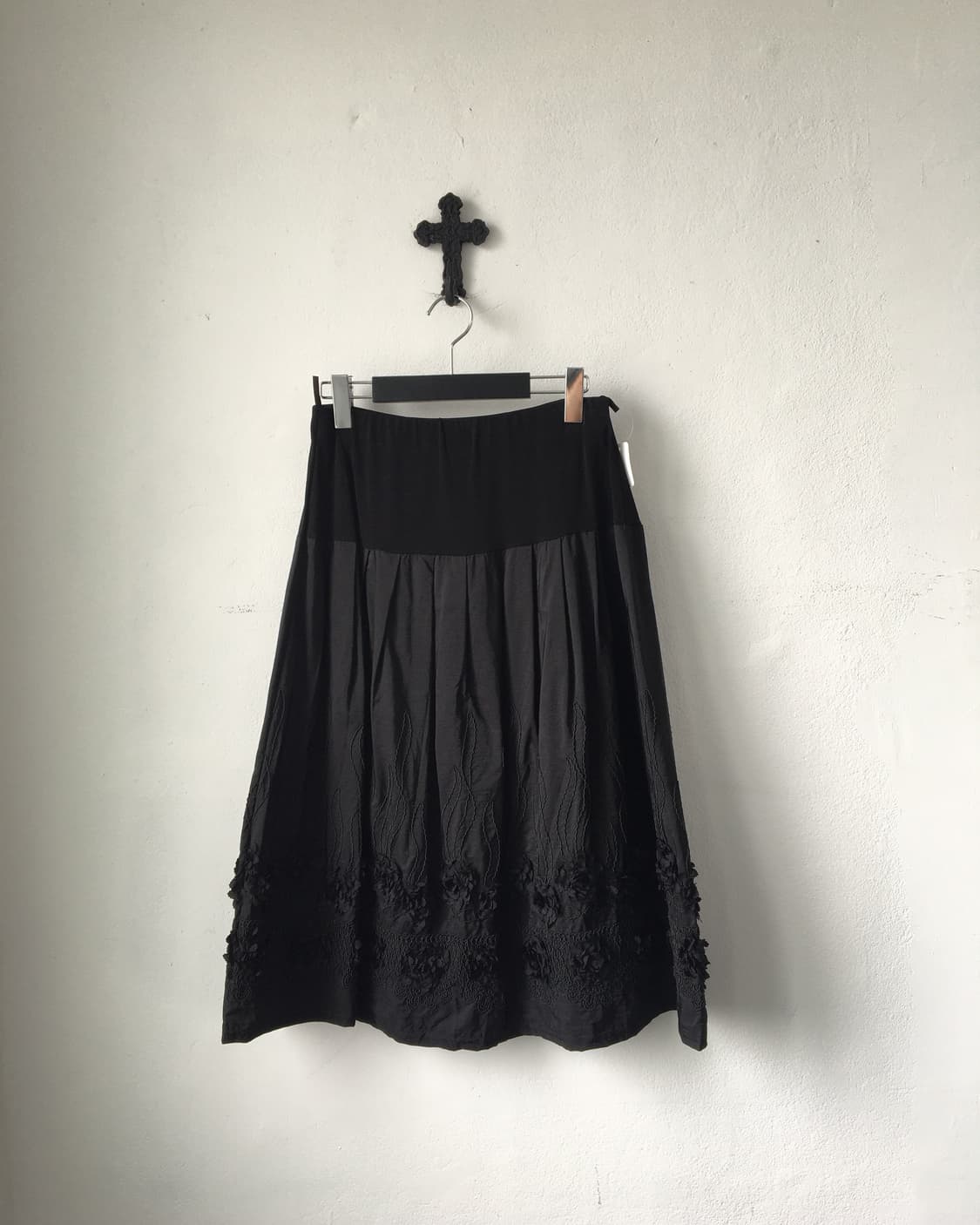 embroidery flower point midi skirt 상품이미지1