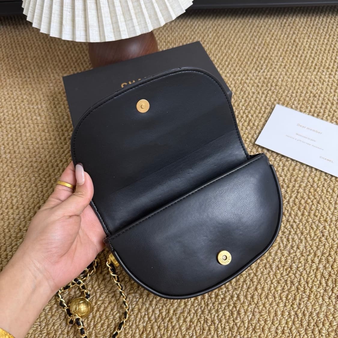 샤넬뷰티 클래식 골든 글로브 새들 백 블랙 리미티드 상품이미지6