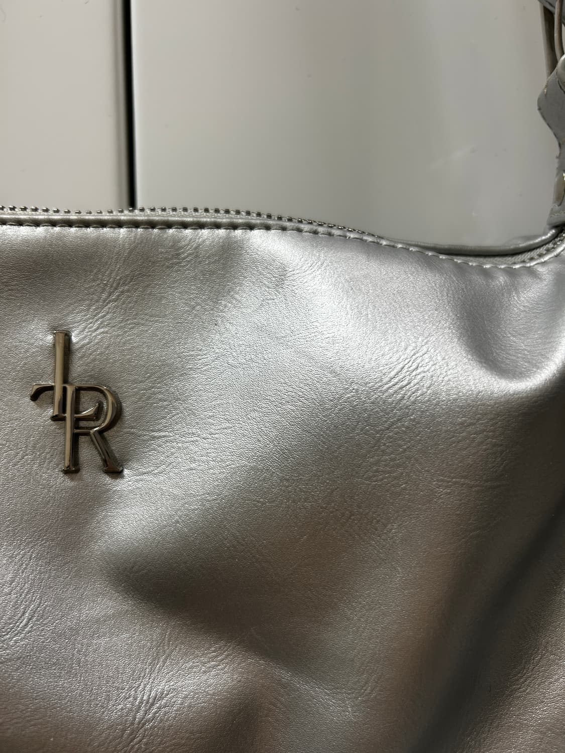 레더리 지퍼드 숄더백 실버 상품이미지5