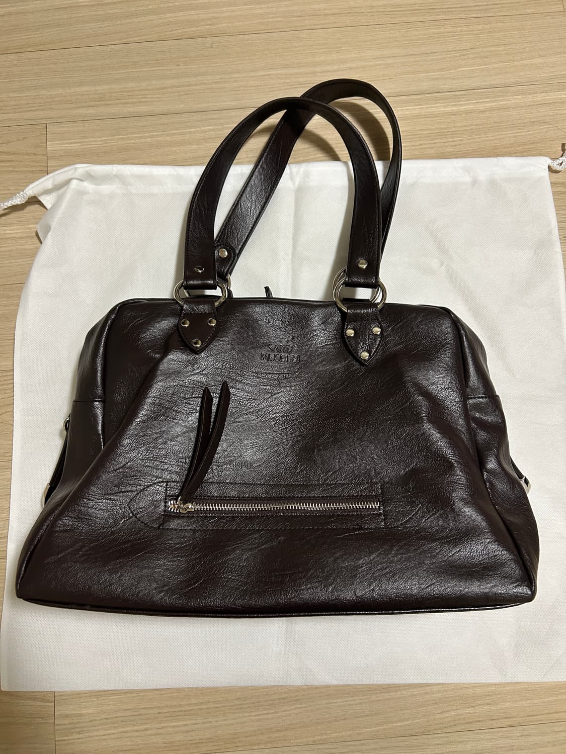 샌드뮤지엄 MAGAZINE BAG 다크브라운 상품이미지3