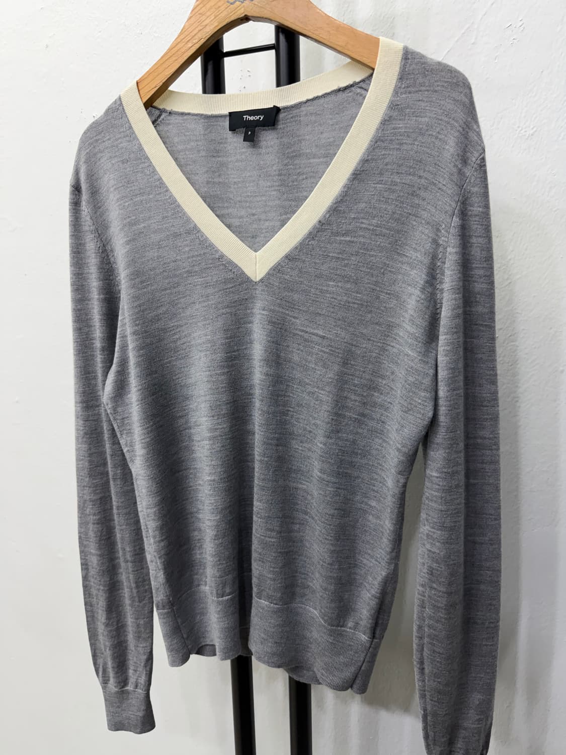 정품) Theory 띠어리 그레이 V넥 니트 P 상품이미지3