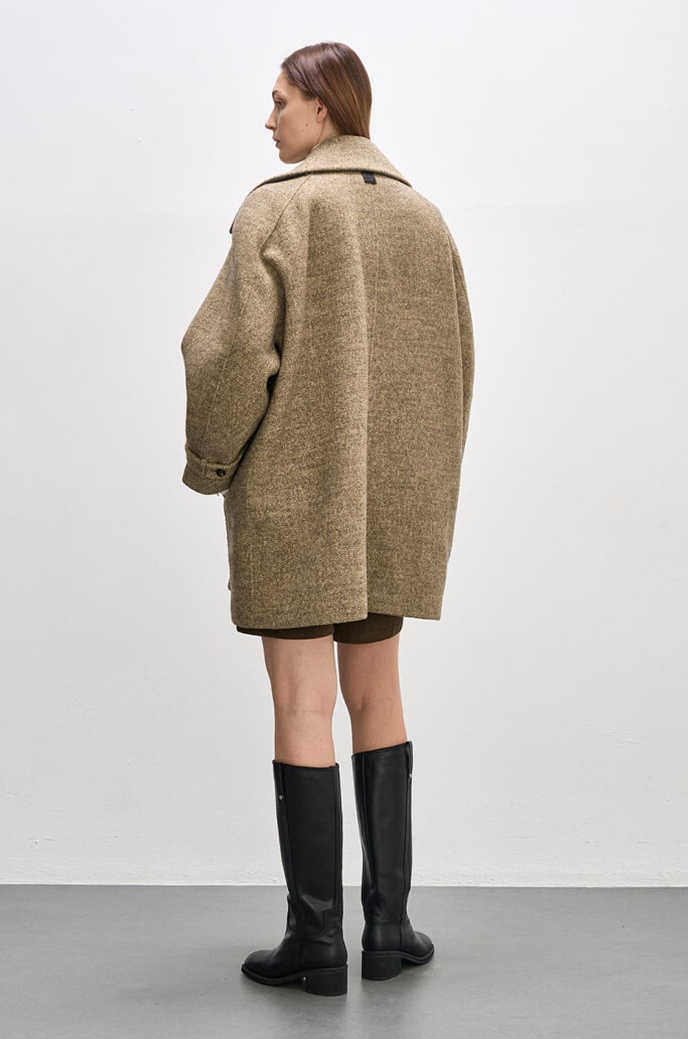 [한섬] 24FW 시스템 울 블렌드 헤링본 하프 코트 상품이미지2