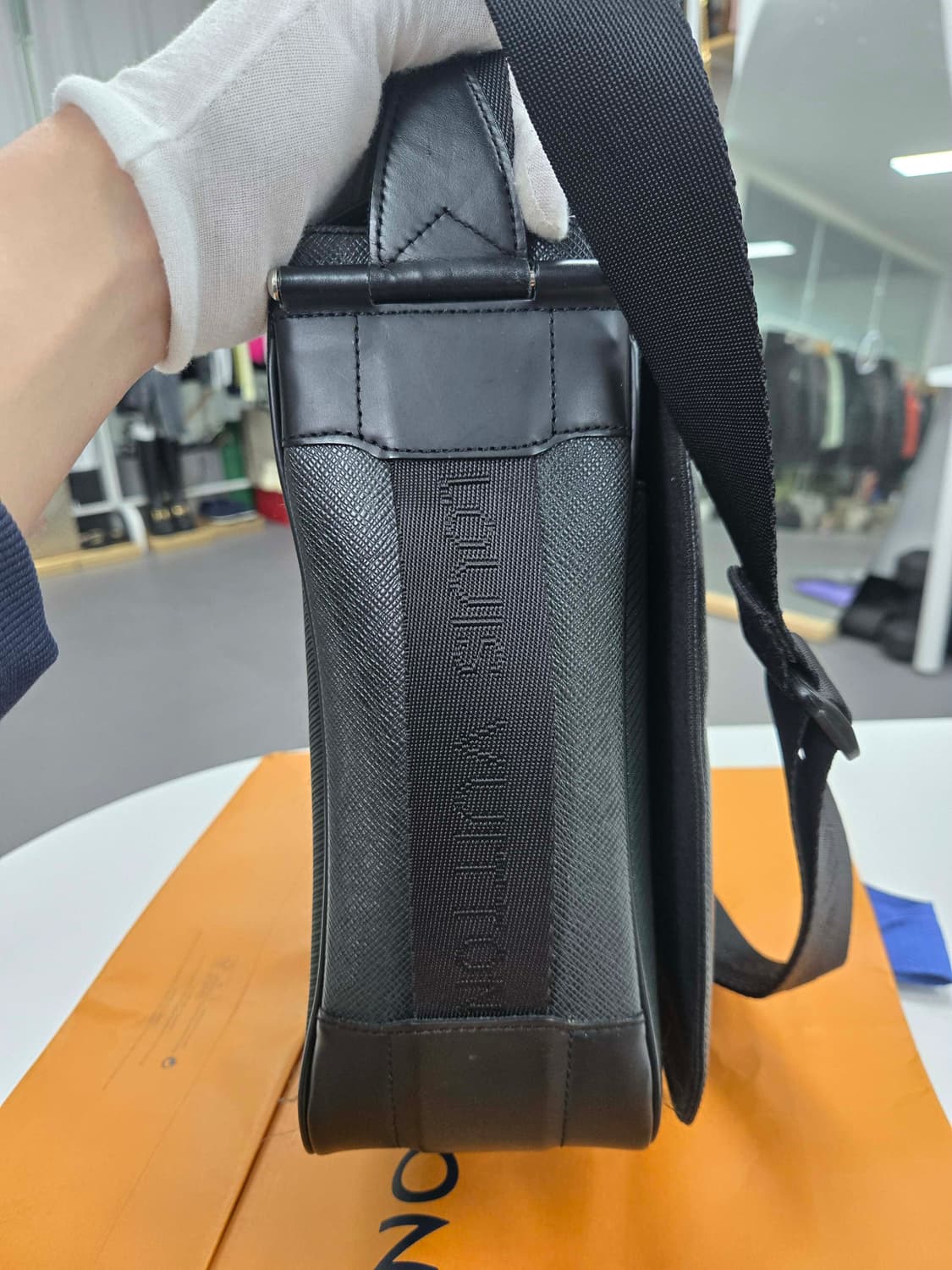 [50%세일] 루이비통 타이거 디스트릭트 숄더백 상품이미지5