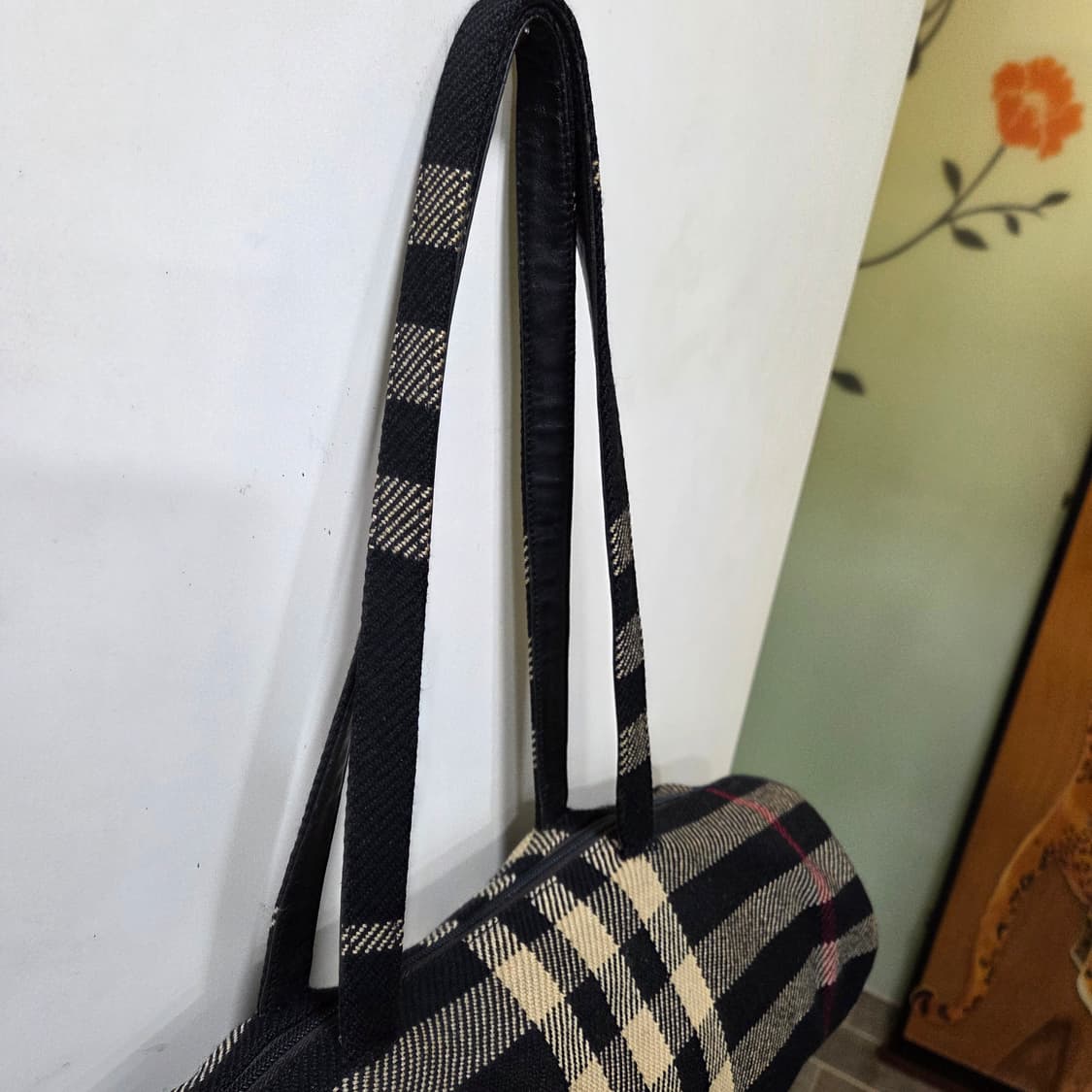 버버리 울 체크 원통 숄더백 상품이미지4