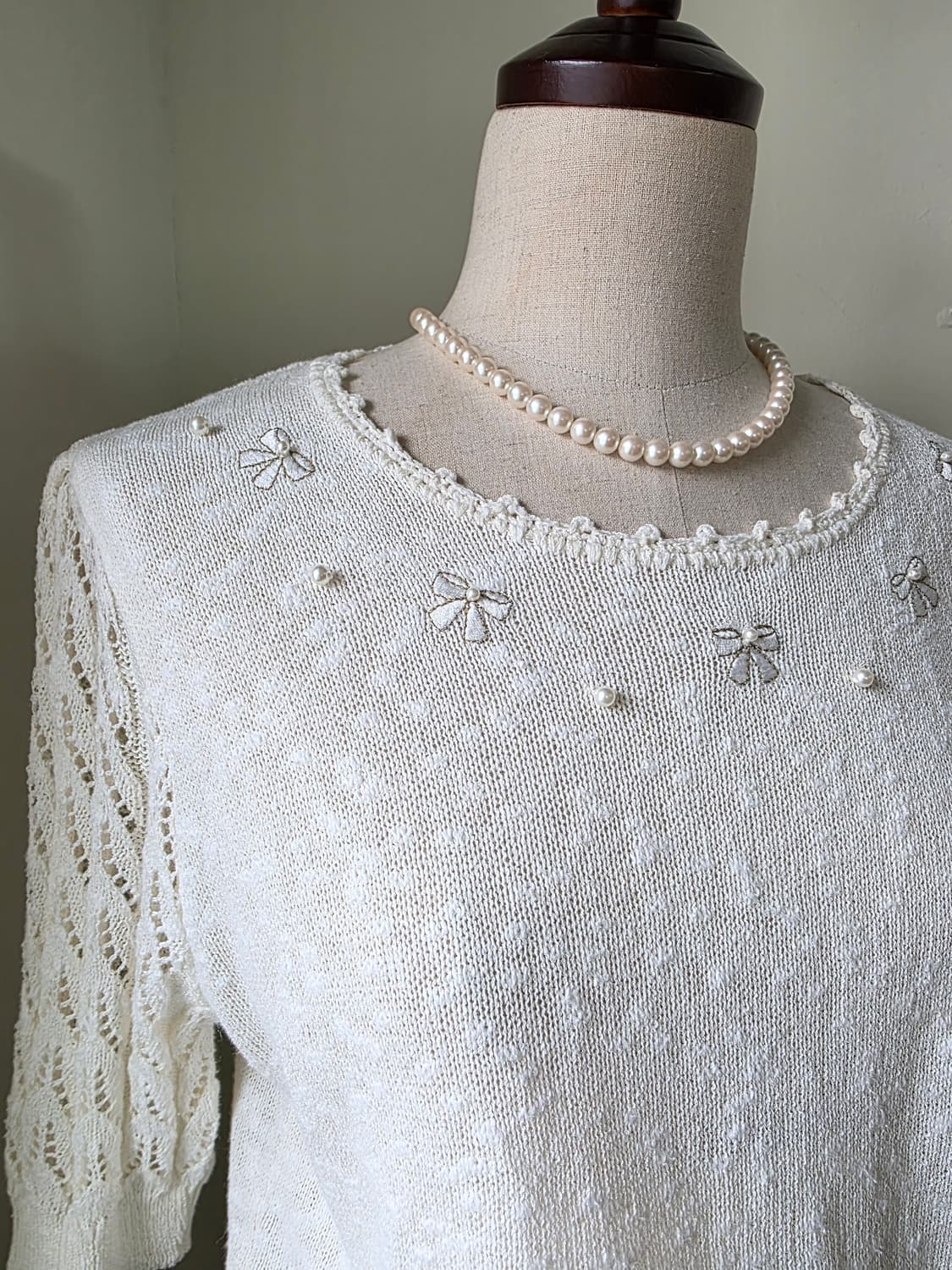 아이보리 리본 장식 크로쉐 소매 라운드 니트 상품이미지1