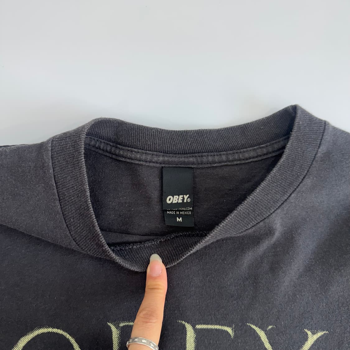Obey 오베이 그런지 그래픽 차콜 반팔   상품이미지5