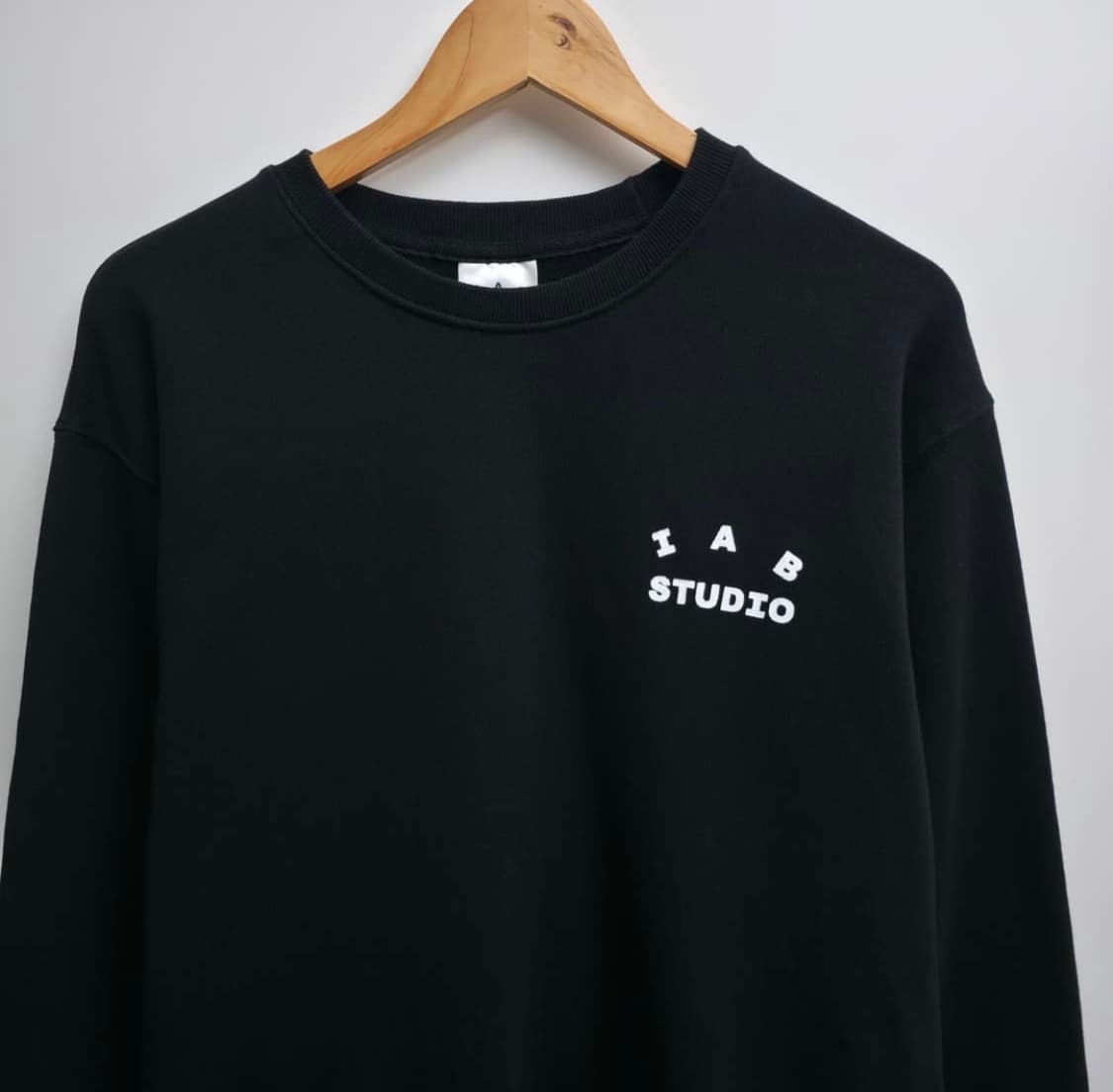 아이앱 스튜디오 맨투맨 블랙 상품이미지3