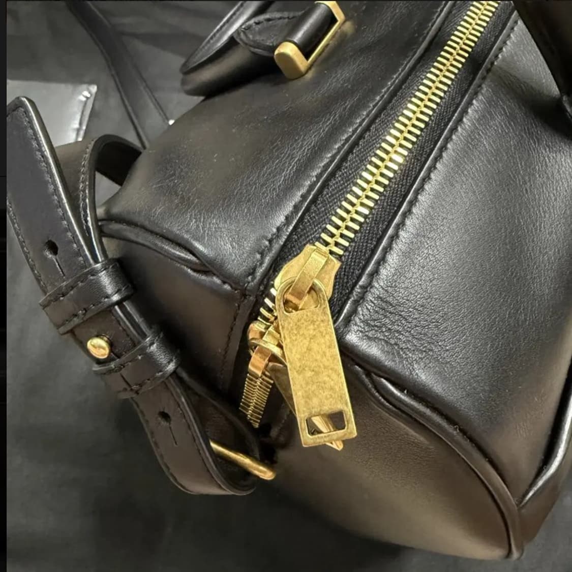 SAINT LAURENT 생로랑 스무스 레더 토트 크로스백 상품이미지4