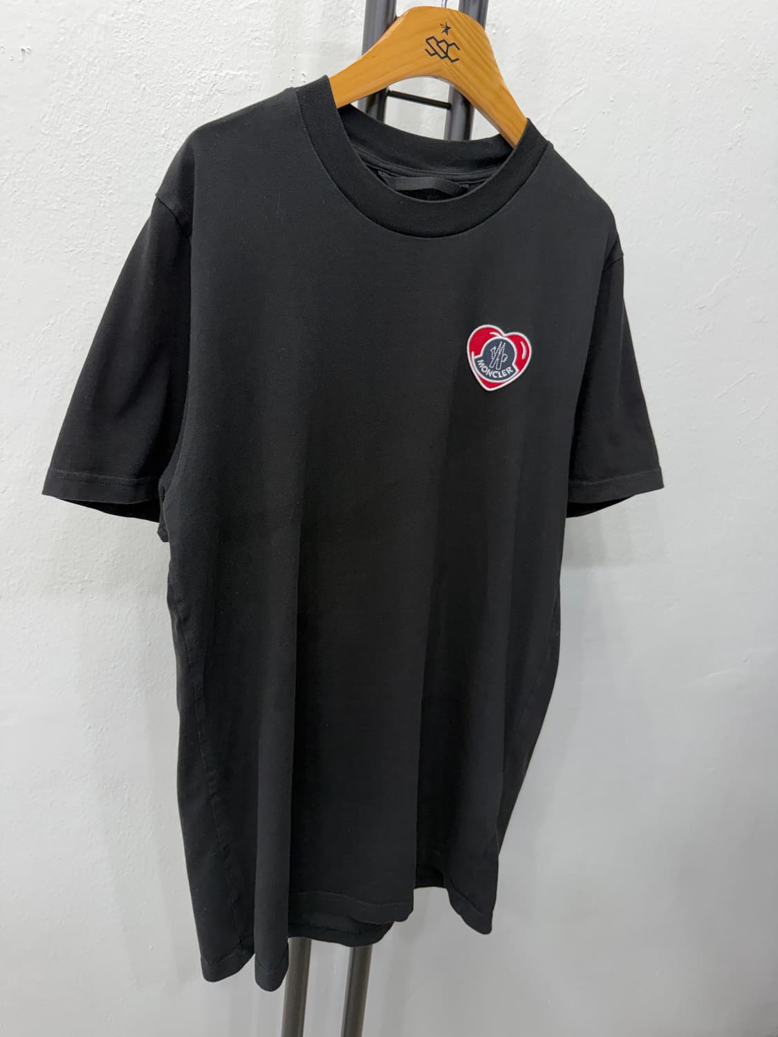 정품) 몽클레어 남성 23ss 하트 로고 블랙 반팔티 M 상품이미지2