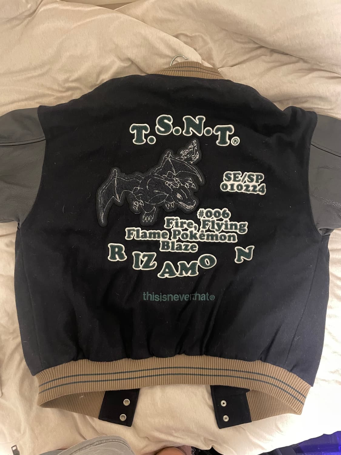 디스이즈네버댓 X 포켓몬스터 리자몽 바시티 자켓 상품이미지2