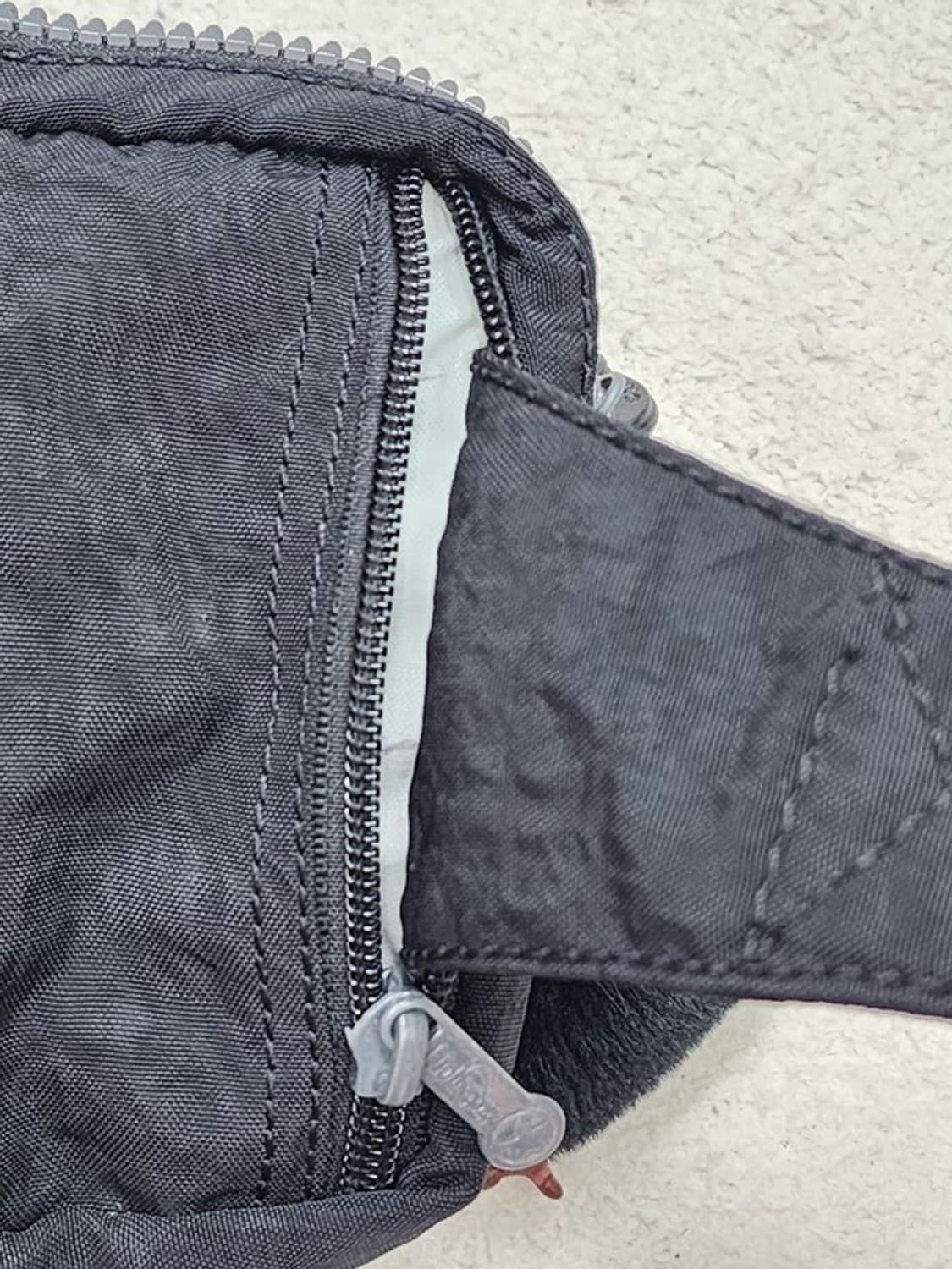 KIPLING 블랙 미니 힙색+크로스 2way 상품이미지8