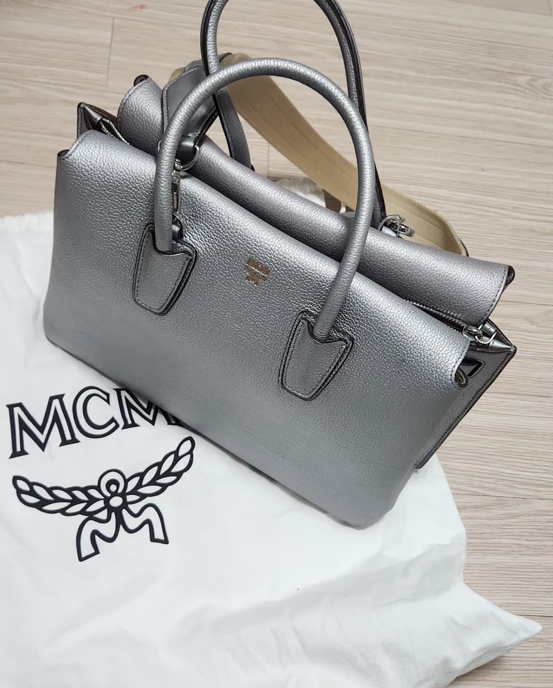 MCM 밀라 숄더 도트백 실버 상품이미지1