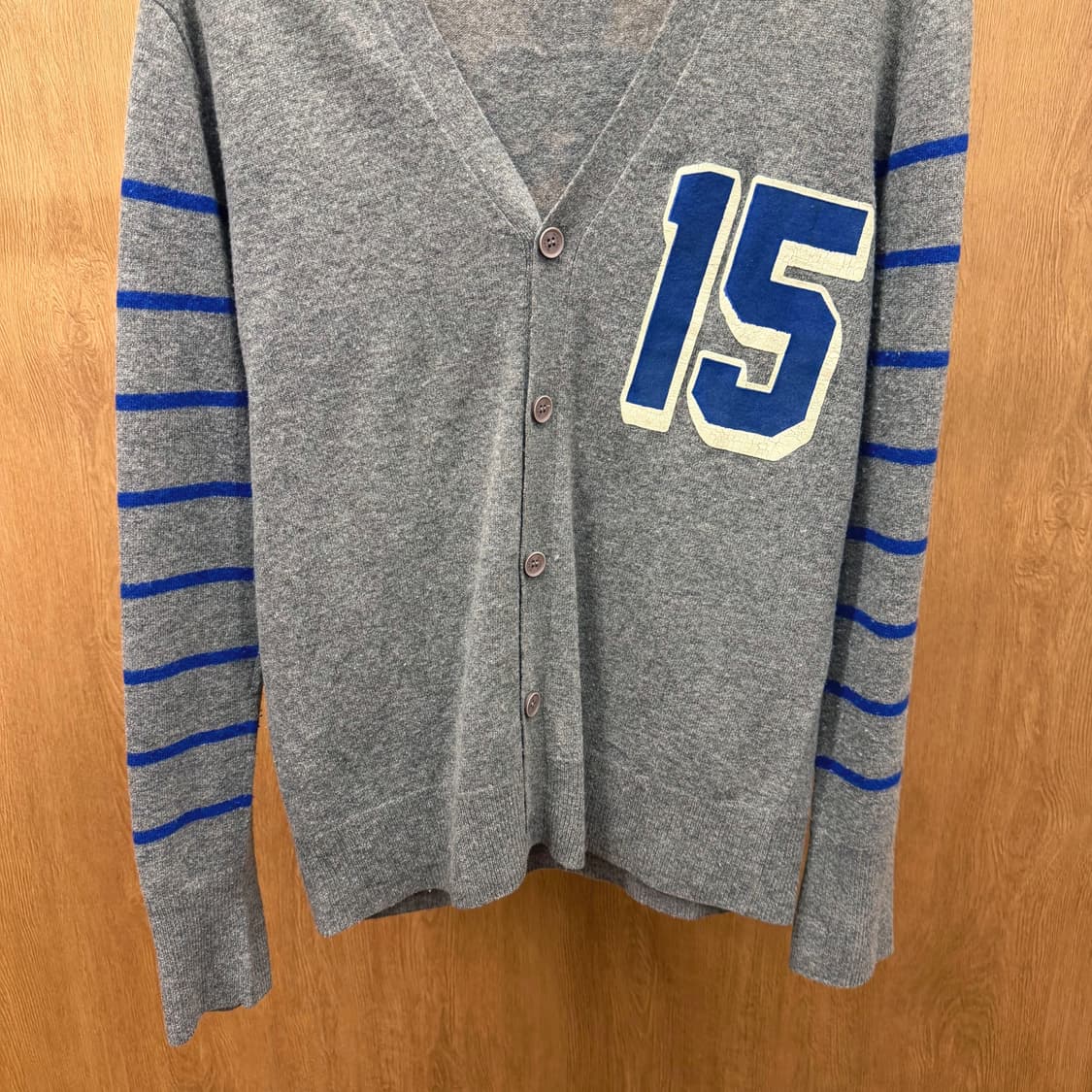 디젤 니트 가디건 백 프린팅 슬리브 블루 스트라이프 배색 디테일 그레이 상품이미지5