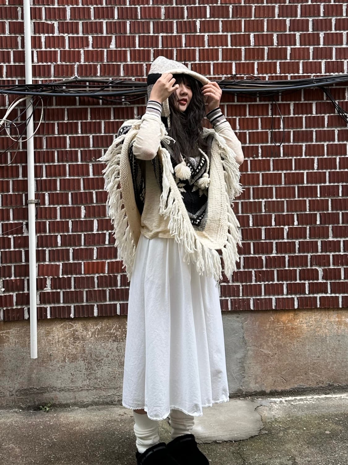 모리 노르딕 후드 케이프 스트라이프 목폴라 화이트 스커트 코디세트 상품이미지2