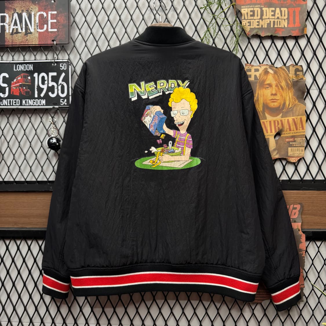 널디 리버시블 봄버 바시티자켓 후면 프린팅 포인트 레드 블랙 상품이미지2