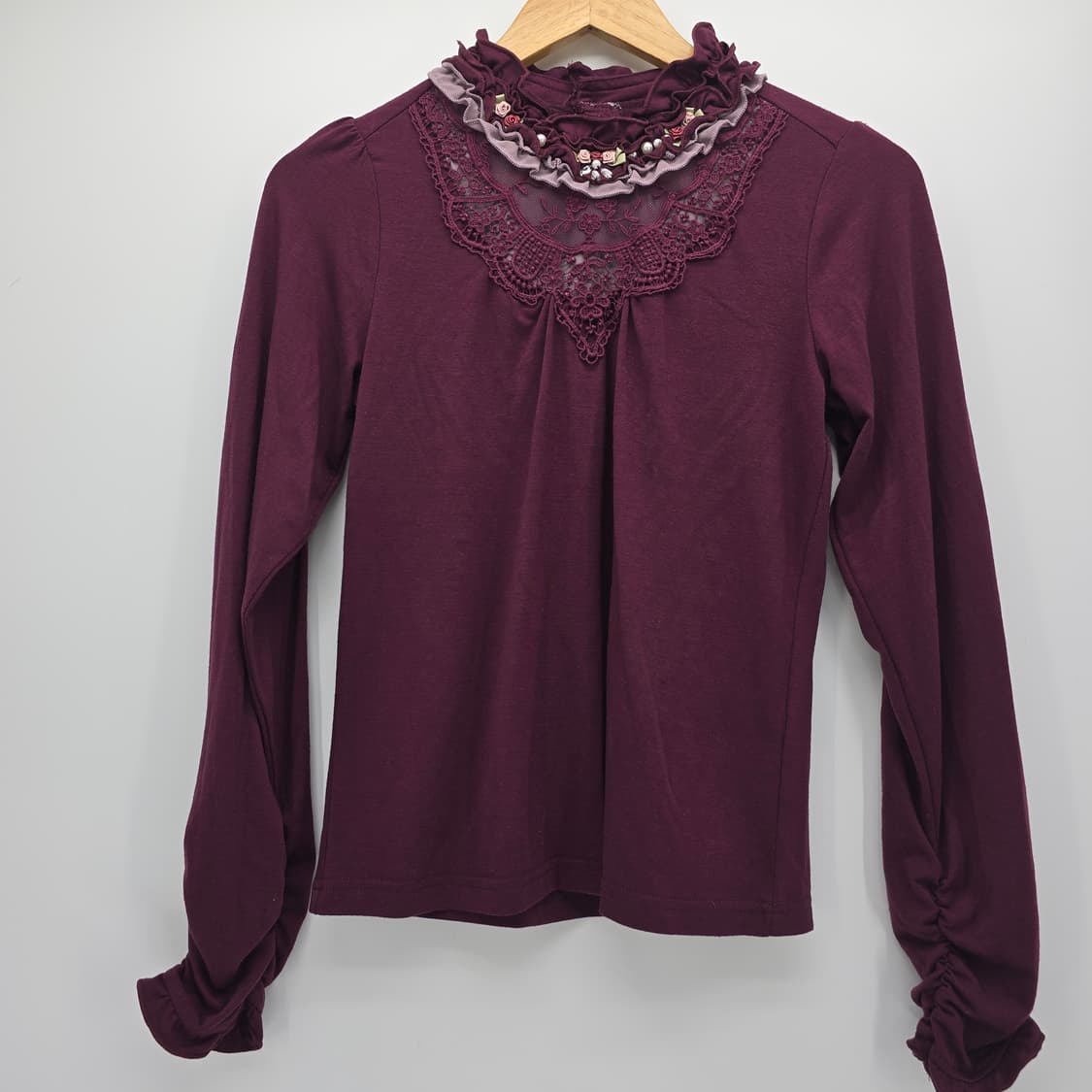 axes femme 레이스 장식 긴팔 티셔츠 버건디 상품이미지1
