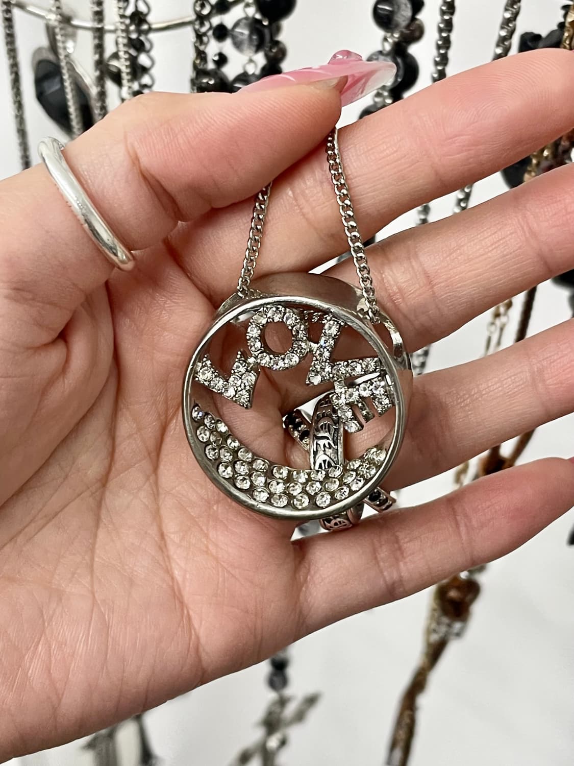 LOVE 큐빅 레터링 롱 네크리스 상품이미지1