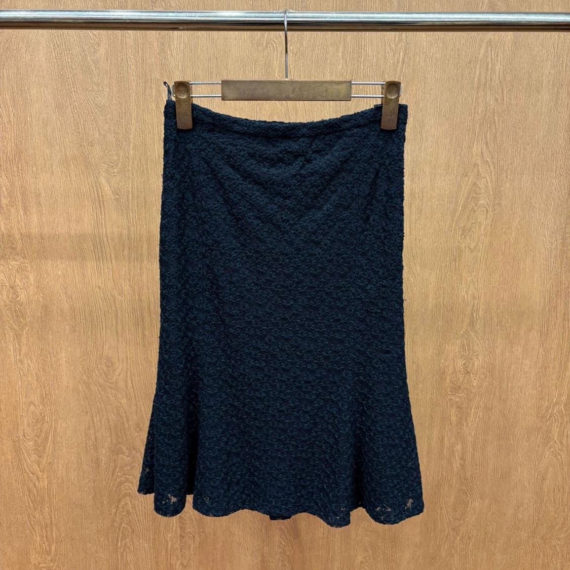 모스키노 칩앤시크 미디 스커트 플라워 시스루 레이스 디테일 플레어핏 블랙 상품이미지3