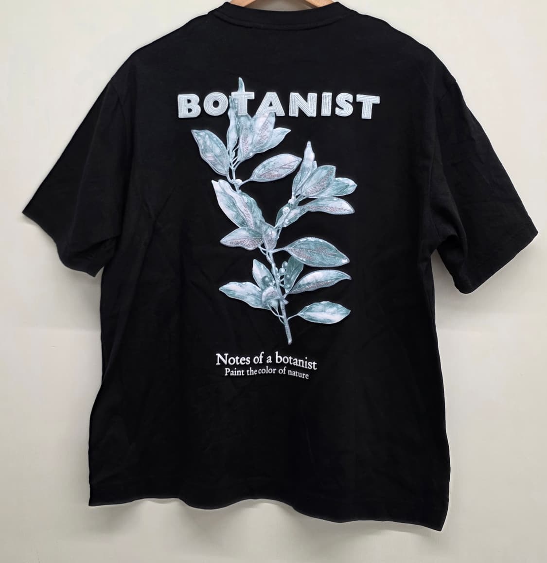 앤드지+신혜우작가 콜라보 그래픽 자수
순면 반팔티.   싸이즈 100 상품이미지2