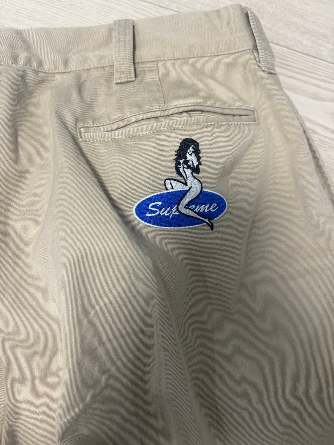 슈프림 핀업걸 치노팬츠 카키 상품이미지2