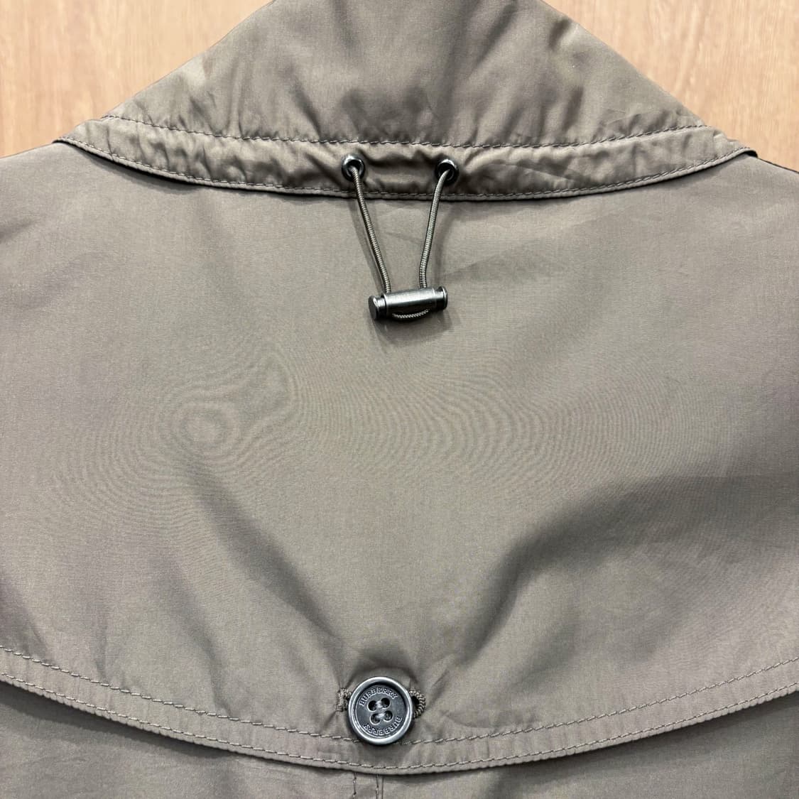 버버리 런던 더블 버튼 라이트 트렌치 코트 넥라인 스트랩 디테일 브라운 상품이미지6