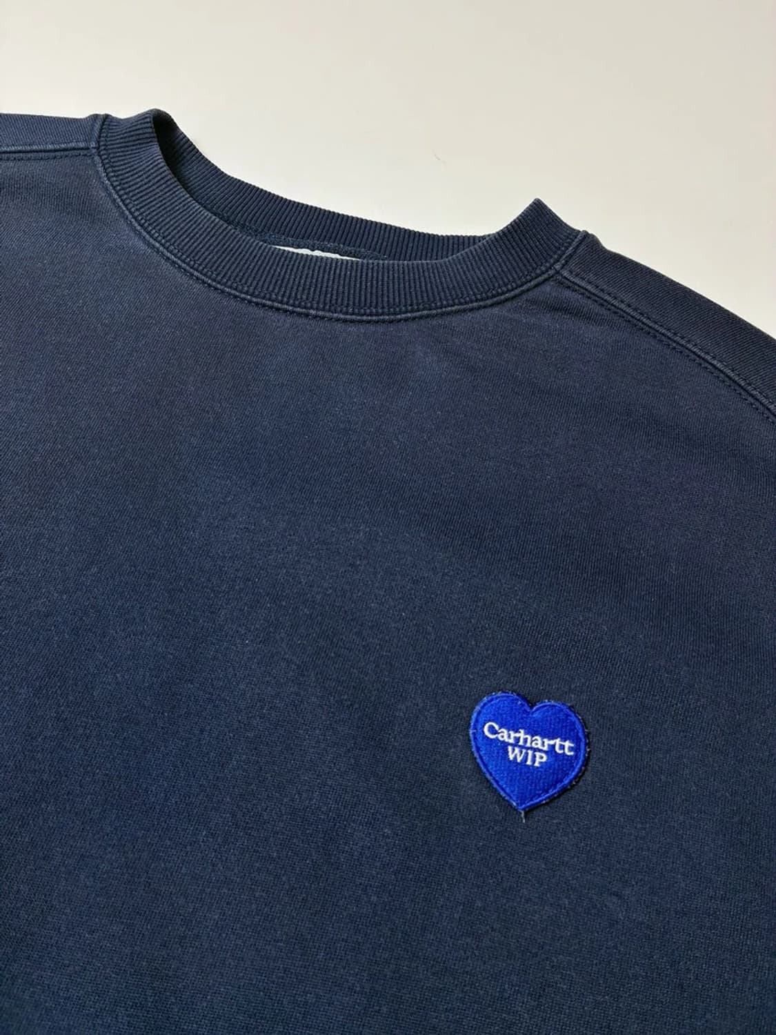 칼하트 wip 하트 패치 크루넥 맨투맨 PN8257 상품이미지3
