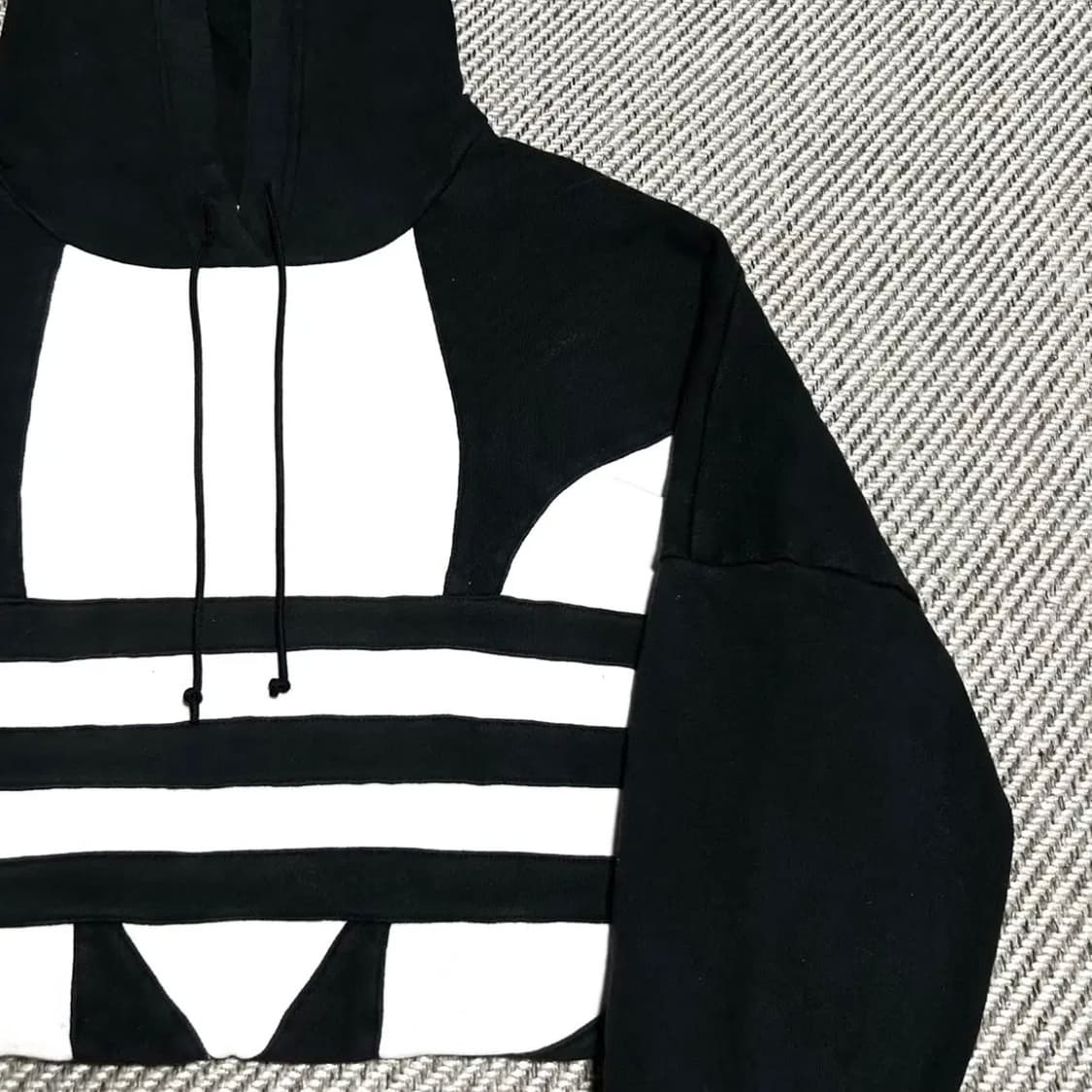 [M] adidas 아디다스 우먼즈 검/흰 빅로고 크롭 후드티 상품이미지2