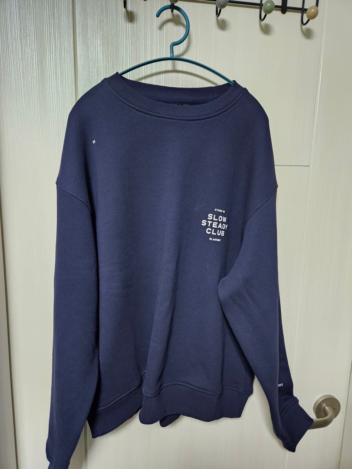슬로우스테디클럽 네이비 맨투맨 상품이미지2