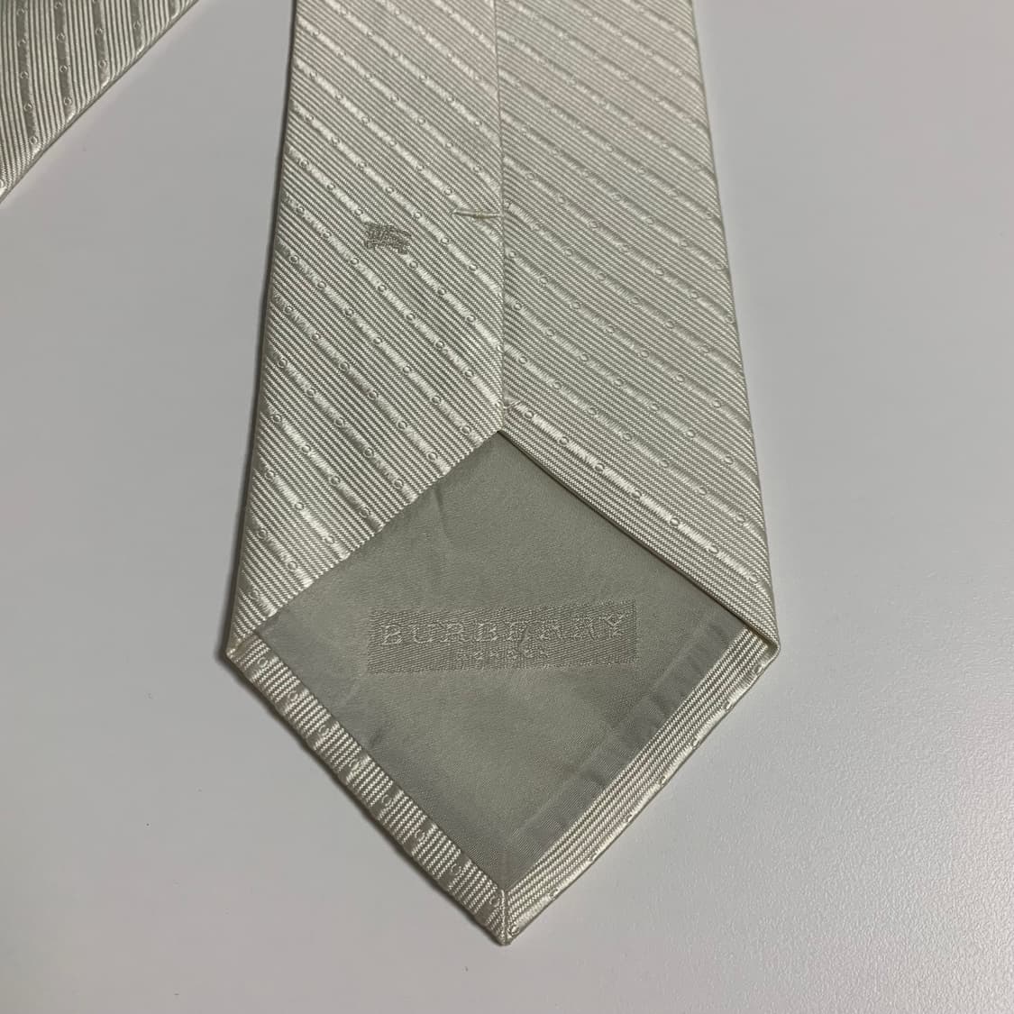 버버리(BURBERRY) 화이트컬러 스트라이프 명품넥타이 심플로고 최상급 상품이미지6