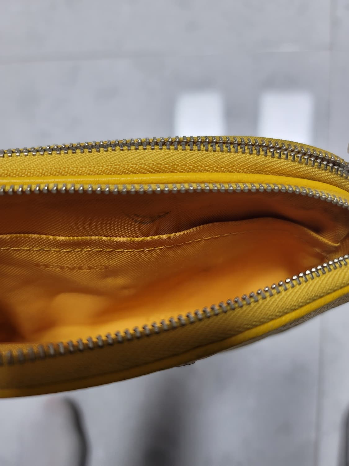 코치 미니백 노랑 상품이미지5