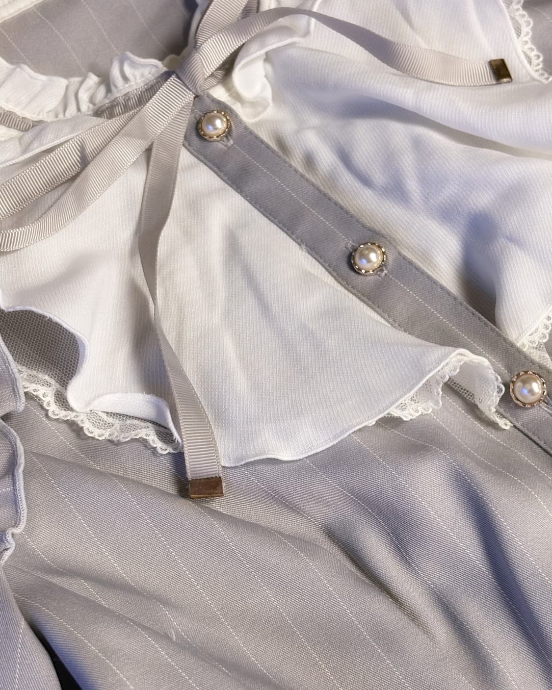 (이체시에눌) 시크릿허니 양산형 레이스 리본 진주 단추 포인트 블라우스 상품이미지2