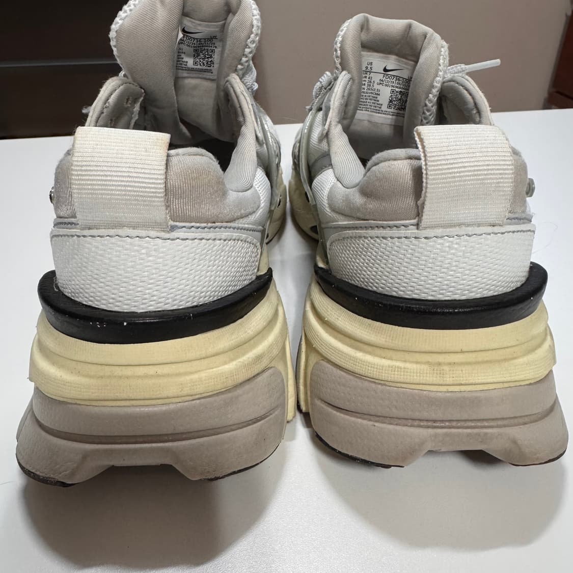 나이키 V2K런 FD0736-100 판매합니다 상품이미지3