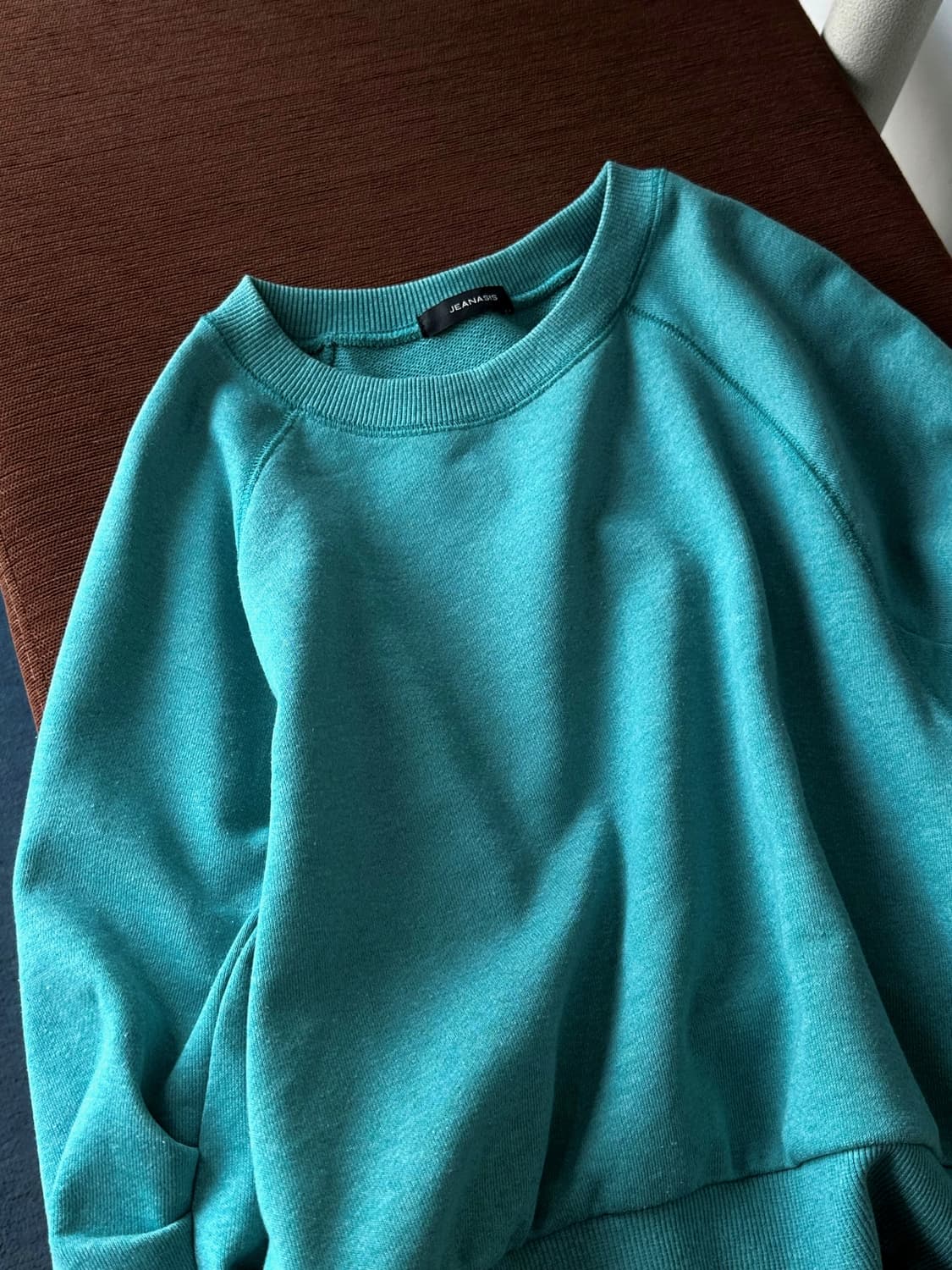 Design tuck sleeve cropped sweat P/O 상품이미지2