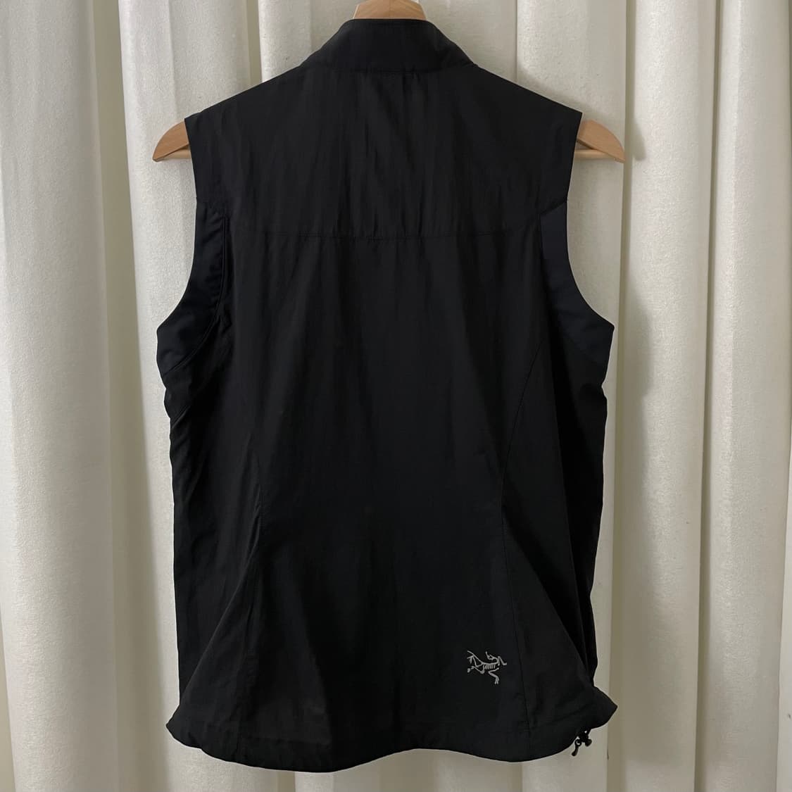 아크테릭스 블랙 집업 베스트 상품이미지3