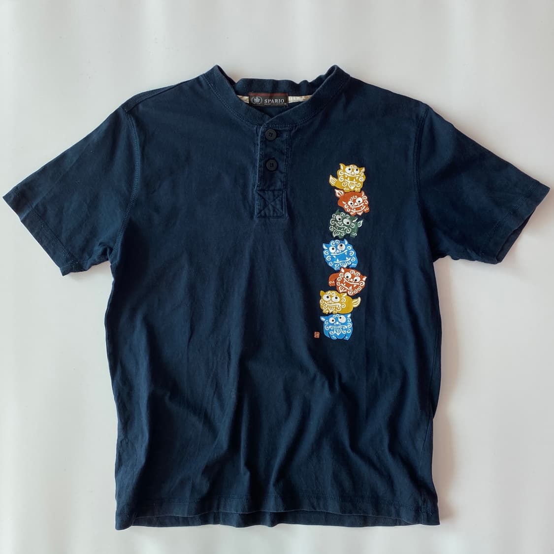 스파리오(SPARIO) 오키나와 시사 그래픽 헨리넥 반팔 티셔츠 상품이미지1