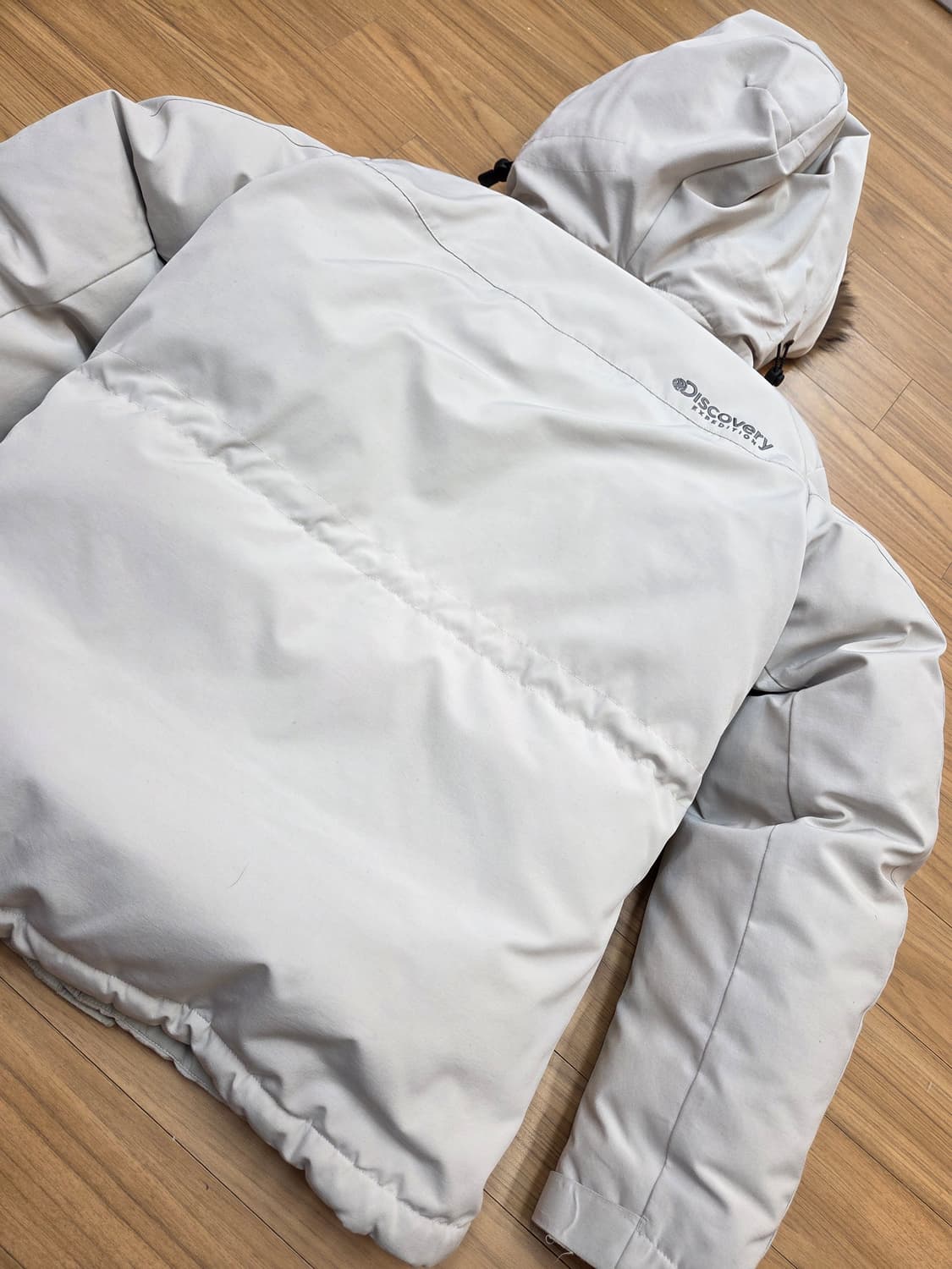 디스커버리 익스페디션 패딩 판매합니다. 퍼 달려있고, 색상은 흰색입니다. 상품이미지5