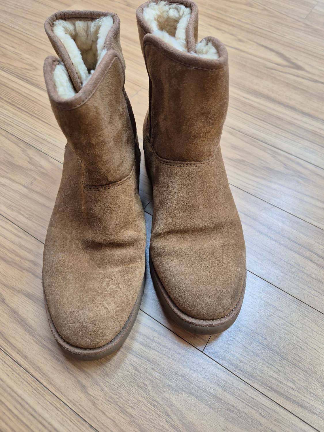 어그 브라운 부츠 245mm입니다. 
부츠 안쪽에 털이 있어서 따뜻하게  상품이미지2