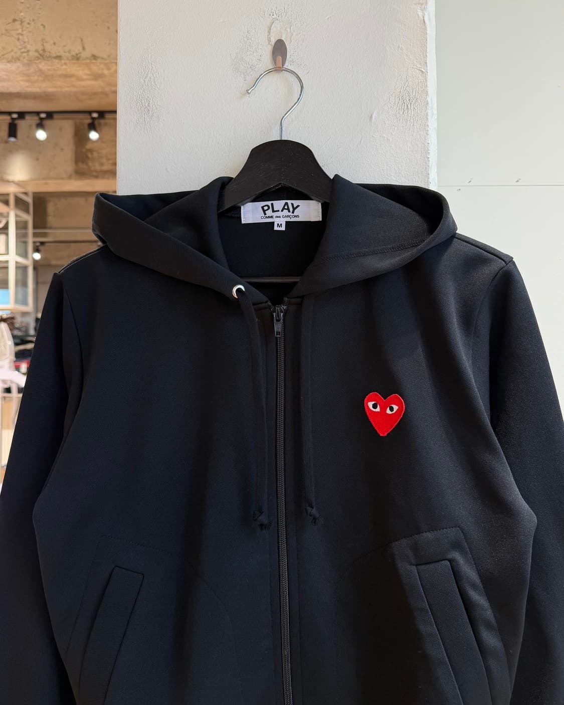 꼼데가르송 플레이 블랙 레드 하트 와펜 블랙 후드집업 상품이미지3