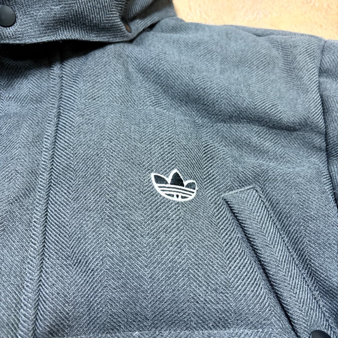 아디다스 헤링본 파이어버드 로고 덕다운 패딩 상품이미지2