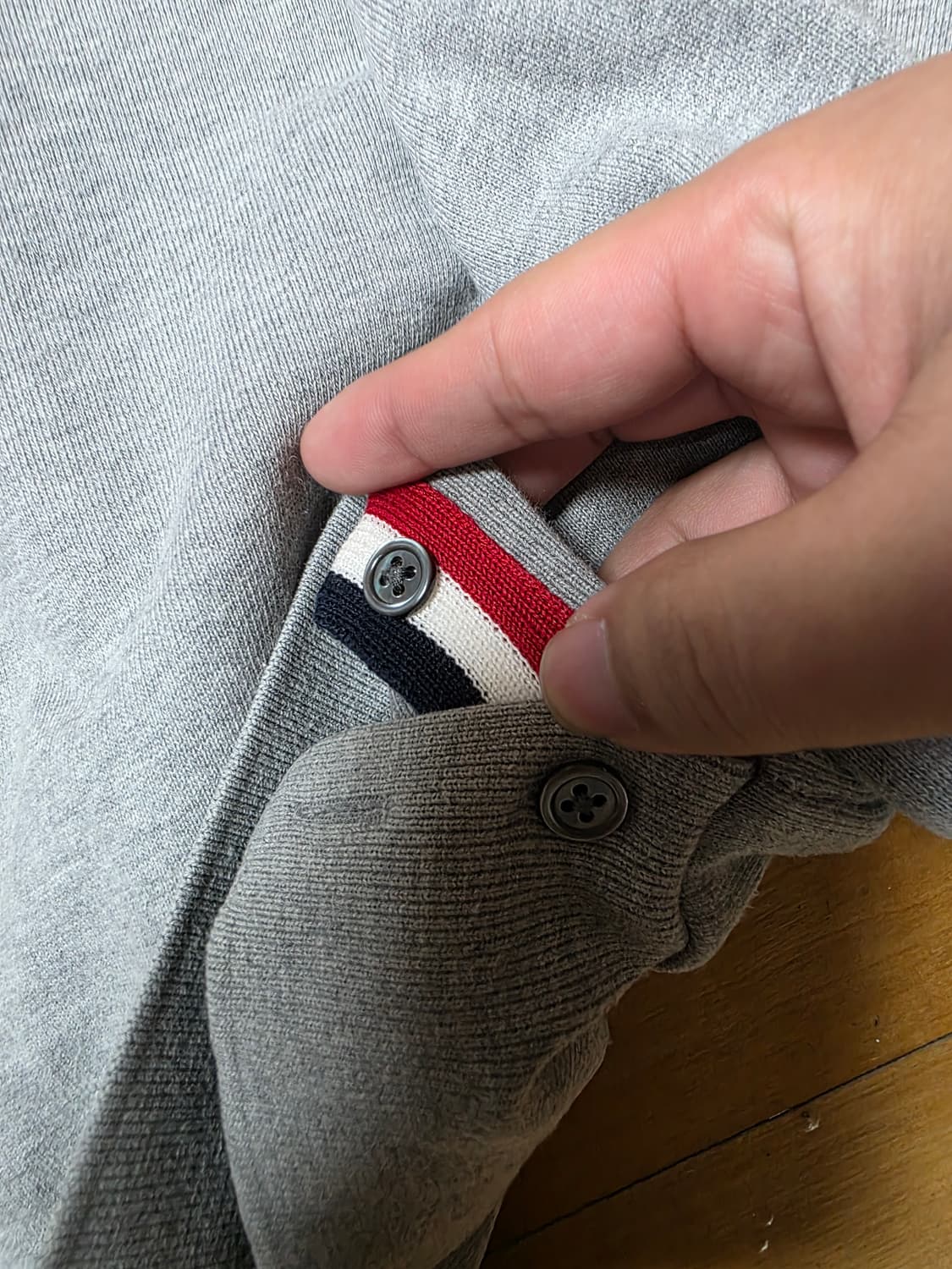 [3]톰브라운 백삼선 맨투맨 그레이 상품이미지5