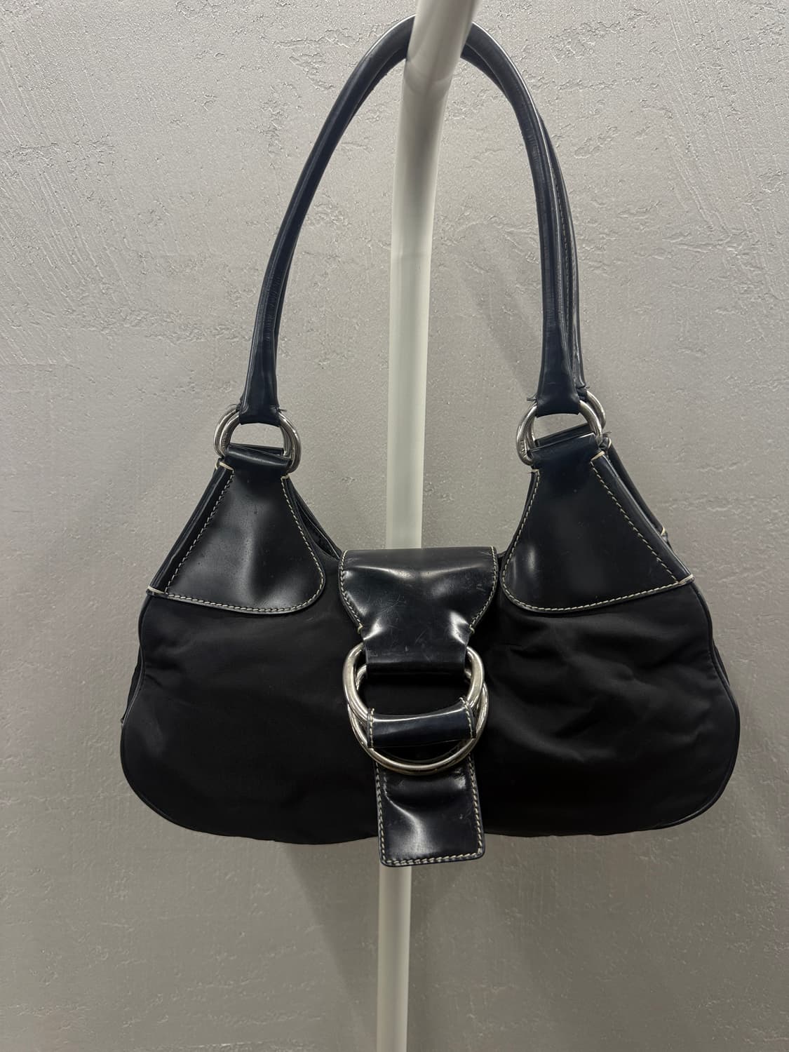 프라다 정품테수토 링 장식 레더 트리밍 숄더백 상품이미지2